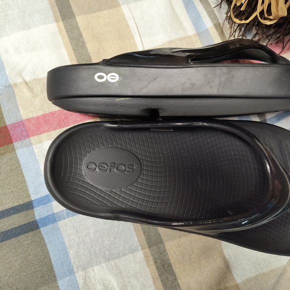 OOFOS Black Women's Sandals - Picture 2 of 3
